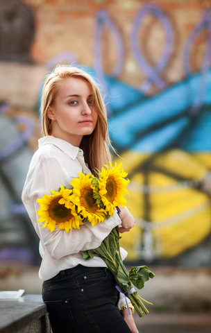 Ukrainische Frau mit Sonnenblumen