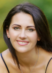 Elena, (47), de Europa del Este es soltera