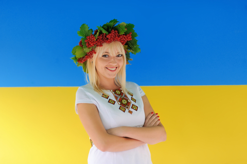 ukrainische-frau-vor-flagge