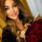 Ukrainische Frau mit einem Strauß Rosen